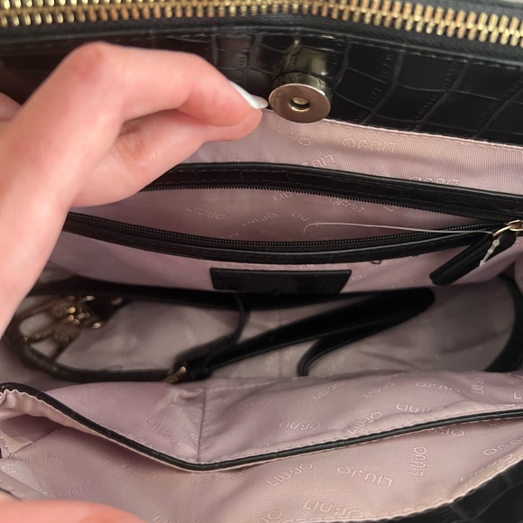 Medium size black handbag in excellent condition. - Picture 4 of 4